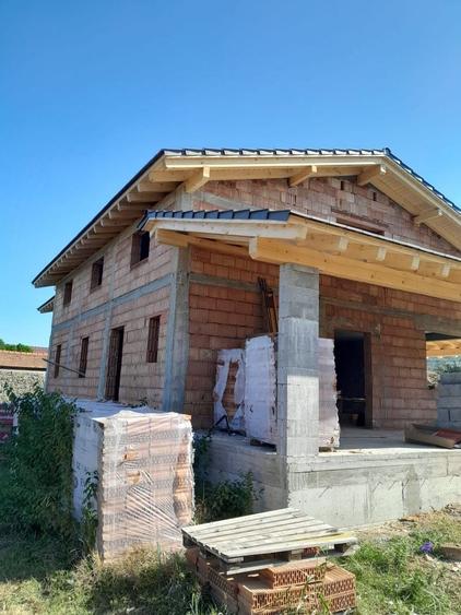 Casă cu 4 camere în Cuvin