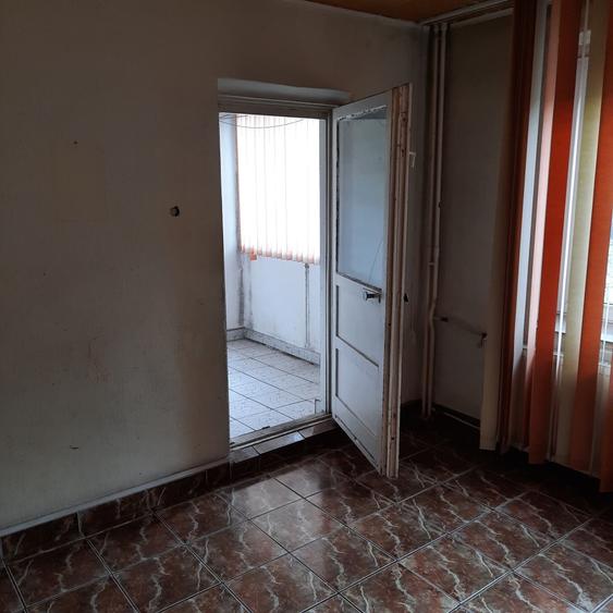 Apartament cu 4 camere decomandat în Olteniței