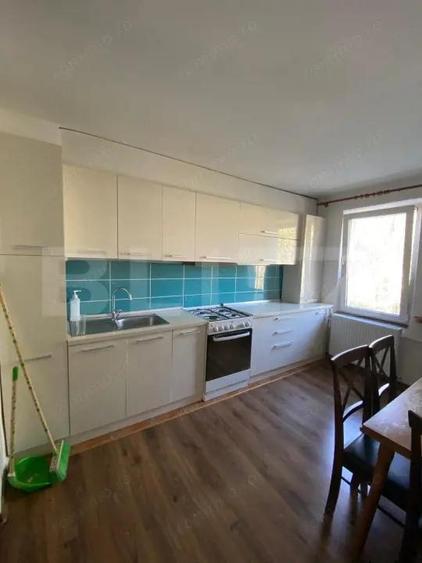 Apartament cu 3 camere decomandat, mobilat în Central