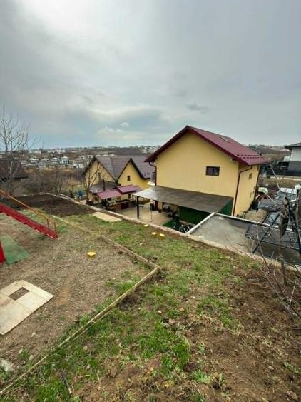 Casă cu 4 camere în Valea Adâncă