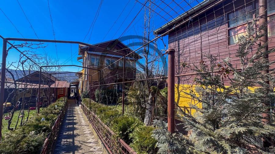 Casă individuală cu 5 camere cu Canalizare în Est