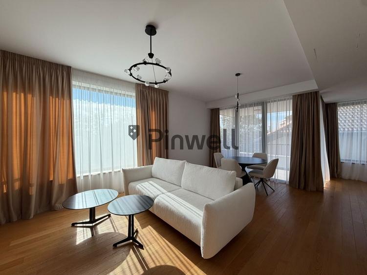 Apartament cu 3 camere semidecomandat în Central