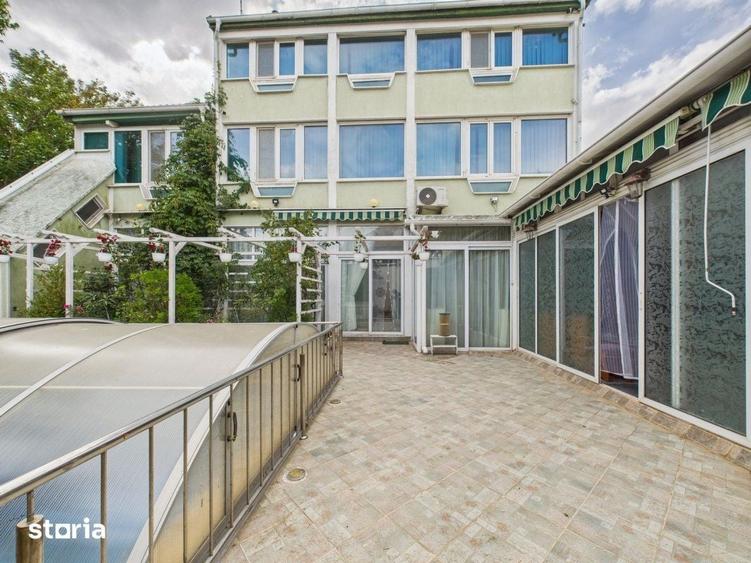 Casă cu 10 camere cu Teren 601 Mp în Sud