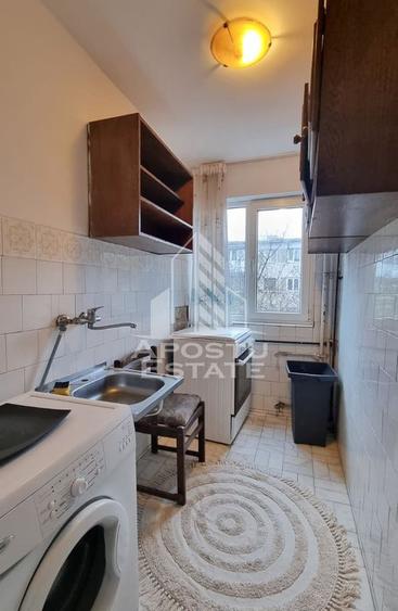 Apartament cu 4 camere semidecomandat, mobilat în Dacia