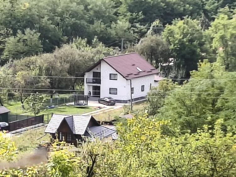 Teren de 2050 mp, în Livadea