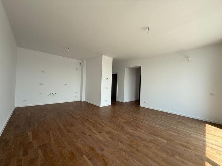 Apartament cu 3 camere semidecomandat în Băneasa