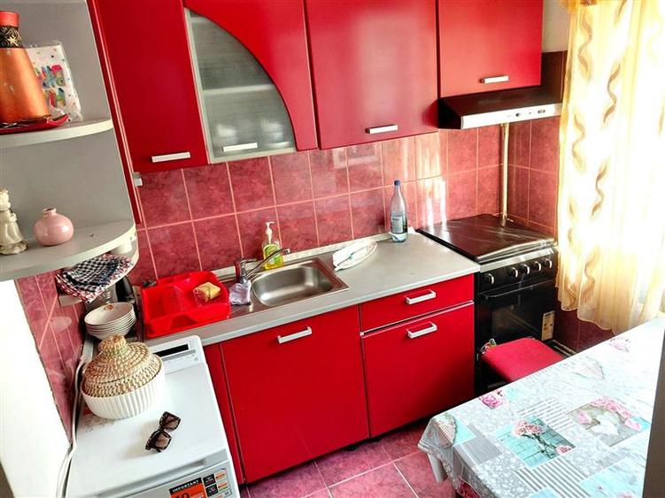 Apartament cu 2 camere nedecomandat, mobilat în Decebal