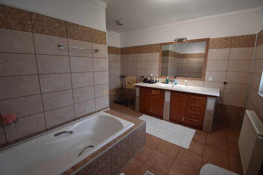 Duplex cu 4 camere cu Canalizare în 1 Decembrie
