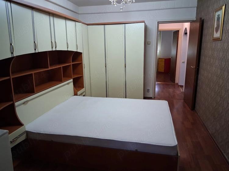 Apartament cu 3 camere semidecomandat în Berceni