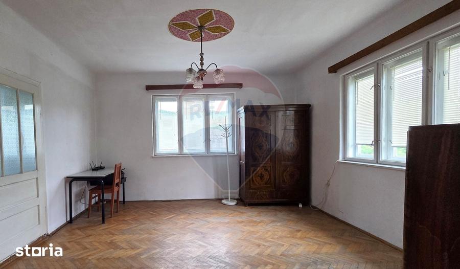 Casă cu 3 camere semidecomandat cu Teren 2200 Mp în Gornești