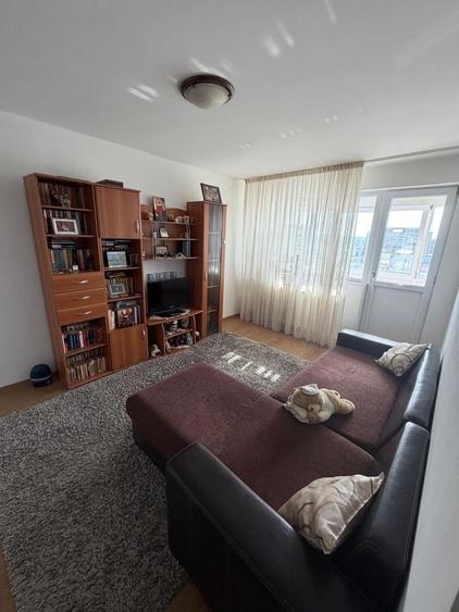 Apartament 3 camere, decomandat, - - 9