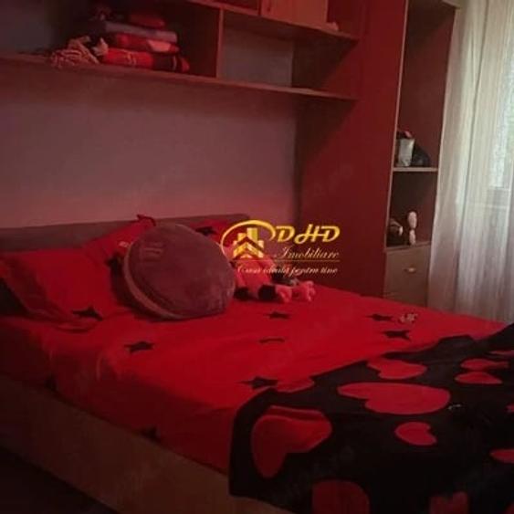 Apartament cu 3 camere decomandat în Podu Roș