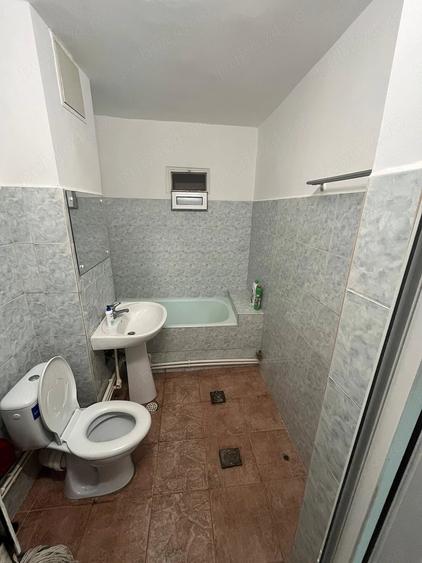 Apartament cu 4 camere decomandat în CET