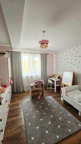 Apartament cu 4 camere decomandat, mobilat în Zăvoi