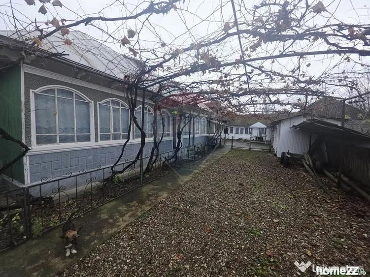 Casă cu 4 camere cu Teren 1677 Mp în Slobozia (Roznov)