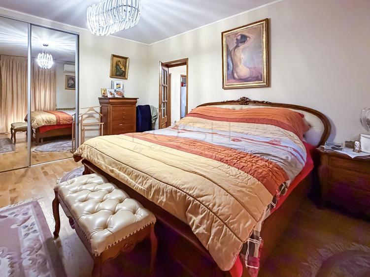 Casă individuală cu 12 camere cu Canalizare în Calea Plevnei