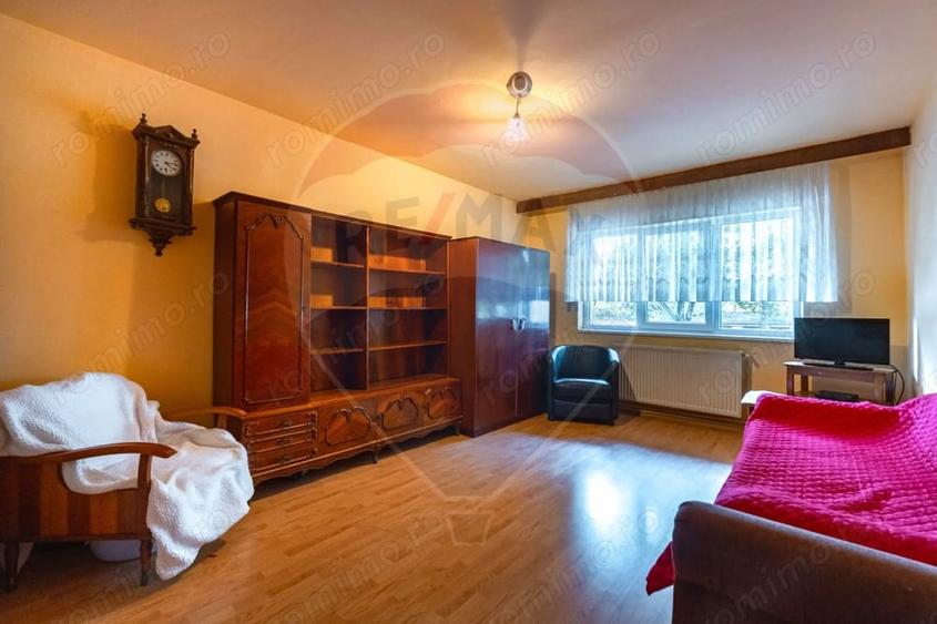 Apartament cu 3 camere decomandat în Tractorul