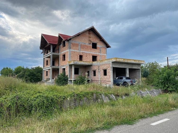 Casă cu Teren 2500 Mp în Criș