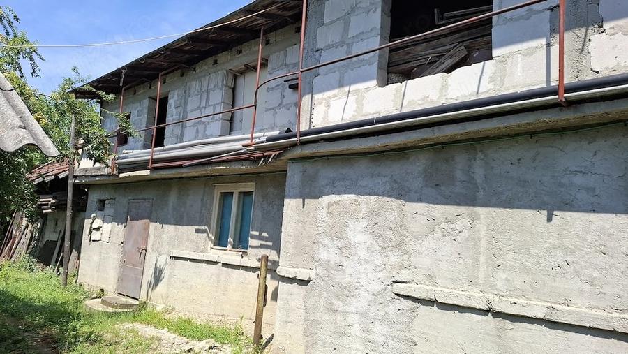 Casă cu 5 camere cu Teren 230 Mp în Coada Izvorului