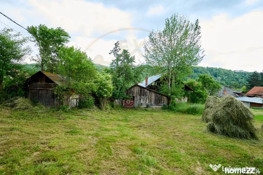 Casă cu 3 camere cu Teren 4696 Mp în Central