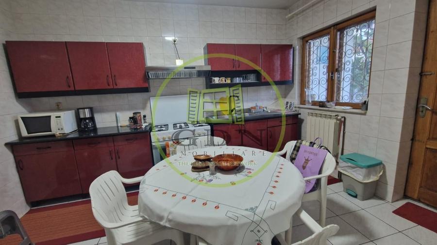 Casă individuală cu 5 camere cu Canalizare în Central