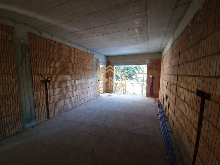 Apartament cu 3 camere semidecomandat în Cristian
