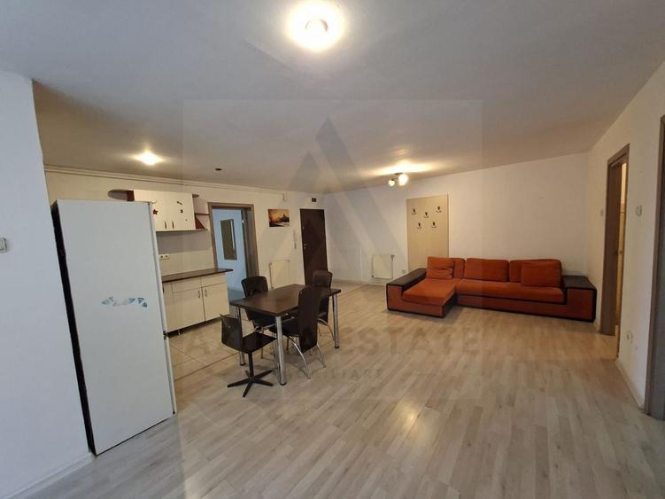 Apartament cu 3 camere semidecomandat, mobilat în Hipodrom 3