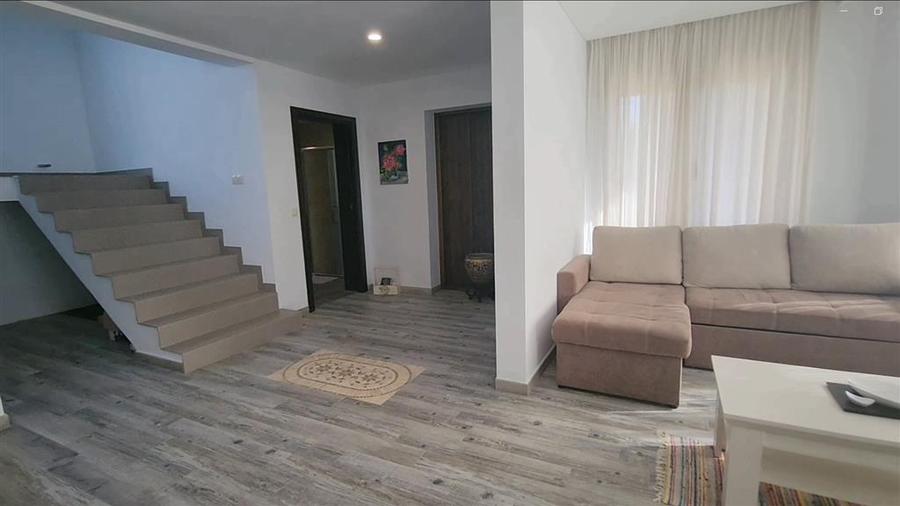 Casă individuală cu 5 camere cu Canalizare în Văratec