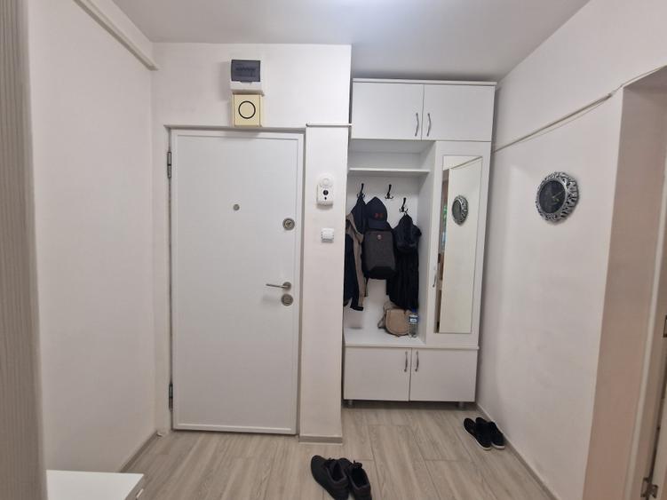 Apartament cu 2 camere semidecomandat în Podu Roș