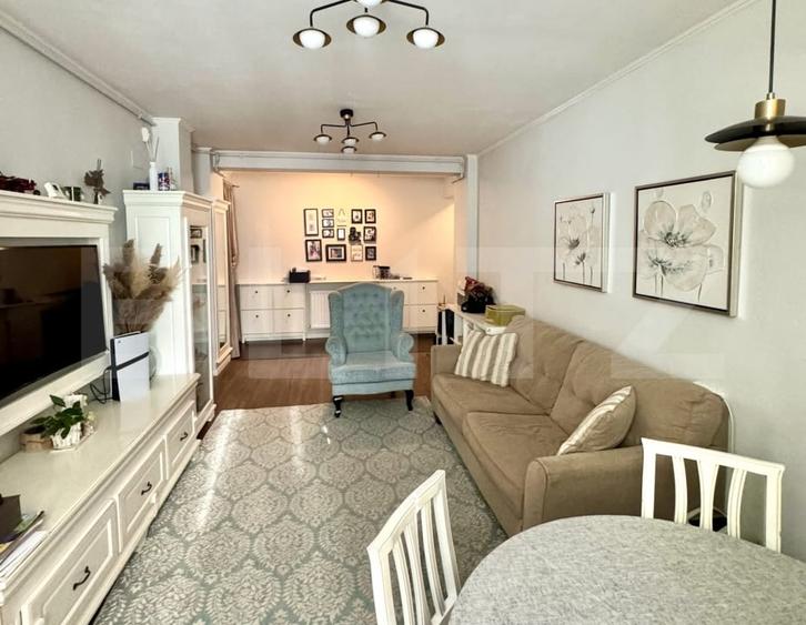 Penthouse cu 3 camere decomandat, mobilat în Central