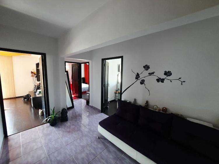 Apartament cu 3 camere decomandat în Mărăței