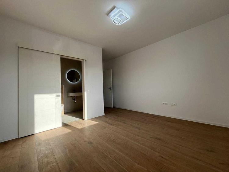 Apartament cu 3 camere decomandat în Tractorul