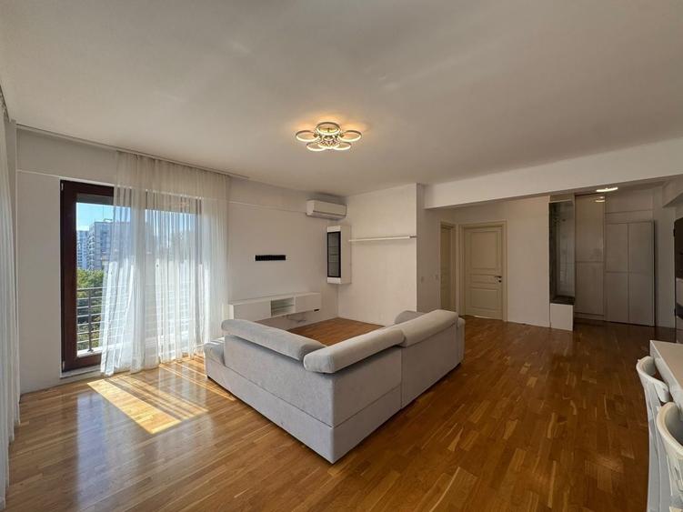 Apartament cu 3 camere semidecomandat în Băneasa