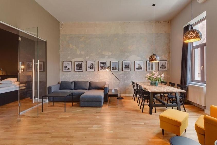Apartament cu 3 camere semidecomandat, mobilat în Central