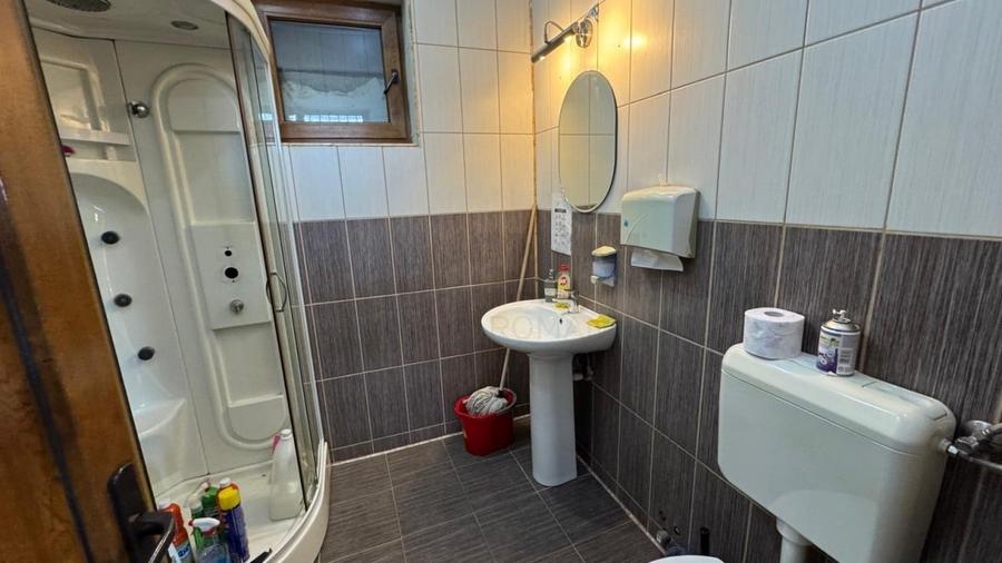 Casă individuală cu 8 camere cu Canalizare în 1 Mai