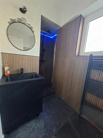 Apartament cu 5 camere semidecomandat în Romană