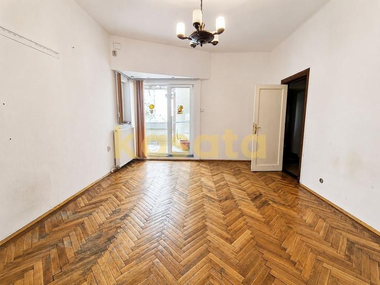 Apartament cu 4 camere semidecomandat în P-ța Romană