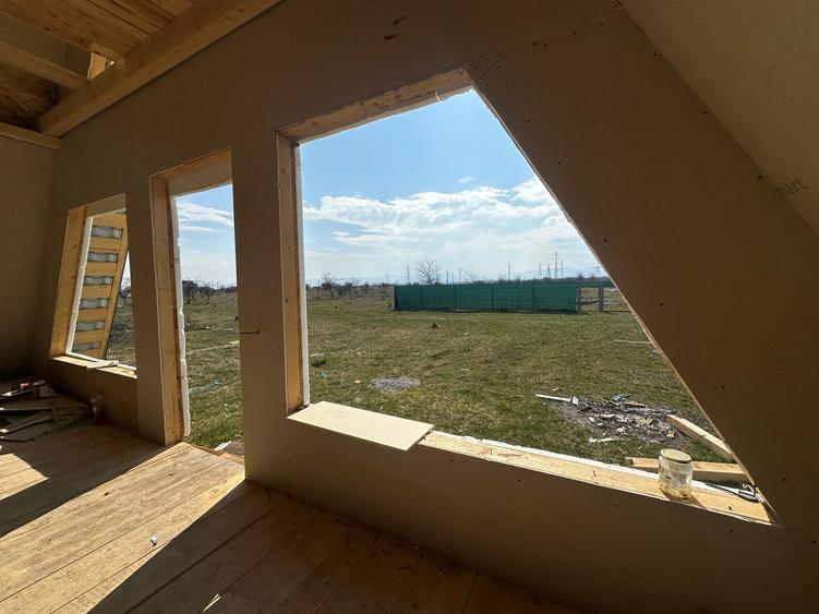 Casă cu 4 camere cu Teren 865 Mp în Sânpetru