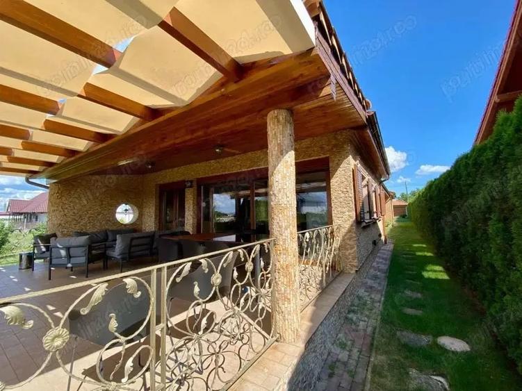 Casă cu 6 camere cu Teren 1750 Mp în Apa