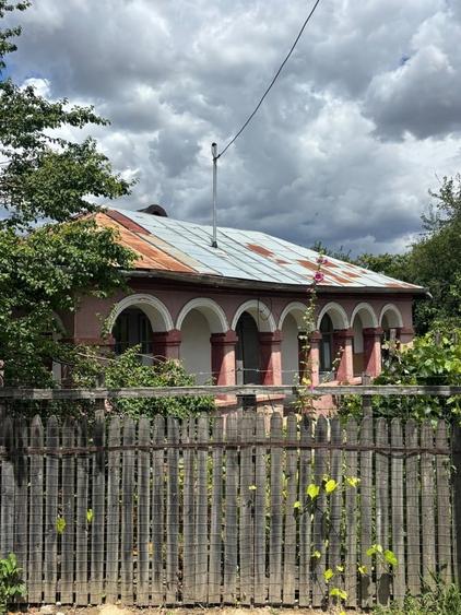 Casă cu 3 camere cu Teren 1400 Mp în Central