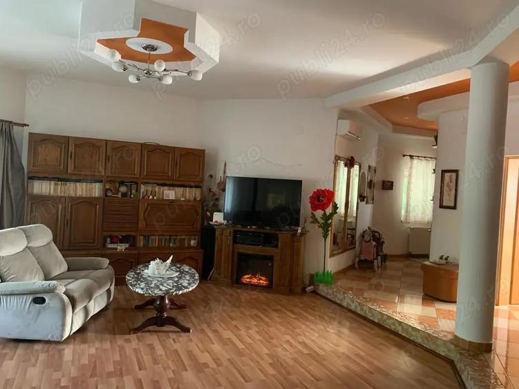 Casă cu 6 camere cu Teren 832 Mp în Fratelia