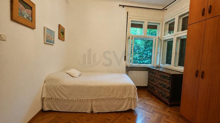 Apartament cu 6 camere semidecomandat în Capitale