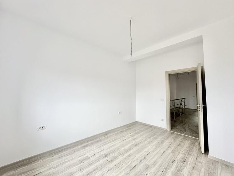 Duplex cu 5 camere cu Canalizare în Moșnița Nouă