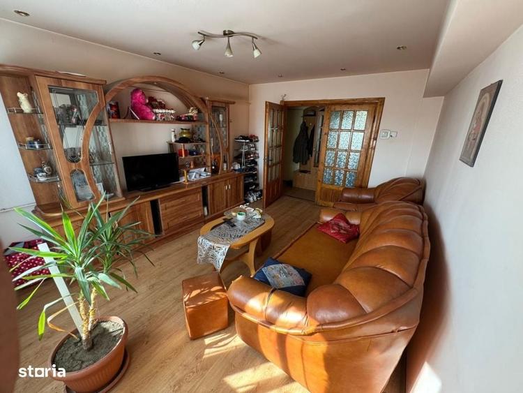 Apartament cu 3 camere decomandat în Craiovița Nouă