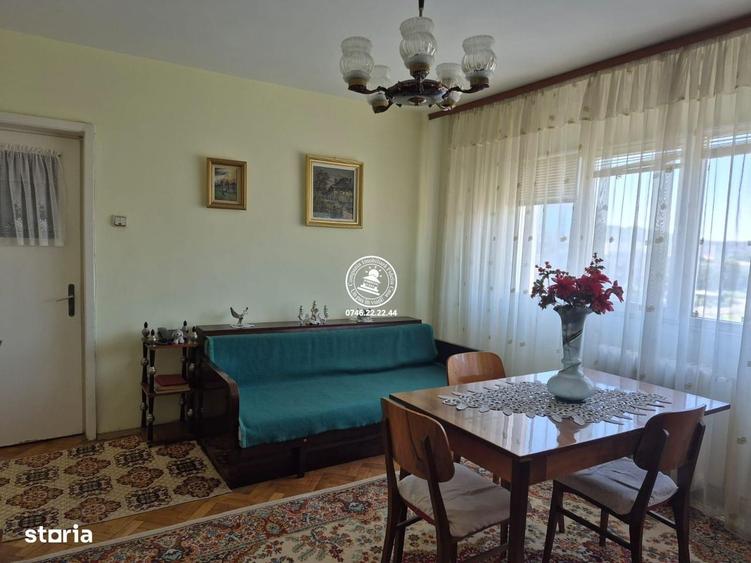 Apartament cu 3 camere semidecomandat în Podu Roș