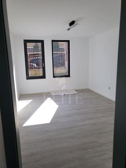 Apartament cu 3 camere semidecomandat, mobilat în Central