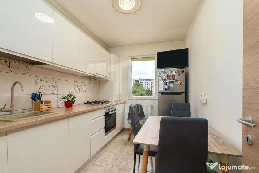 Apartament cu 3 camere decomandat în Titan