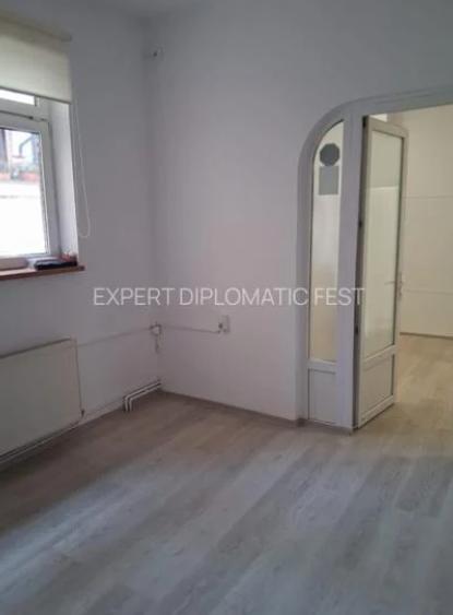 Casă cu 8 camere cu Teren 132 Mp în Tineretului
