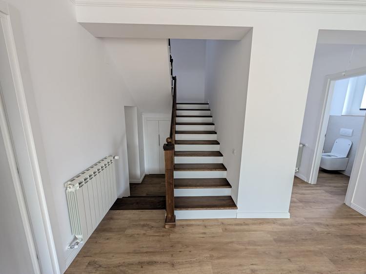 Duplex cu 5 camere cu Canalizare în Otopeni