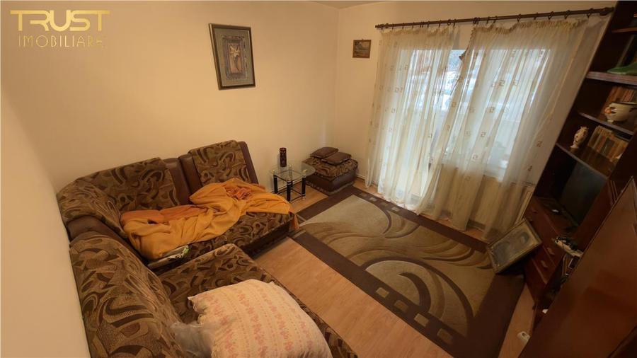 Apartament cu 3 camere decomandat în Plopilor